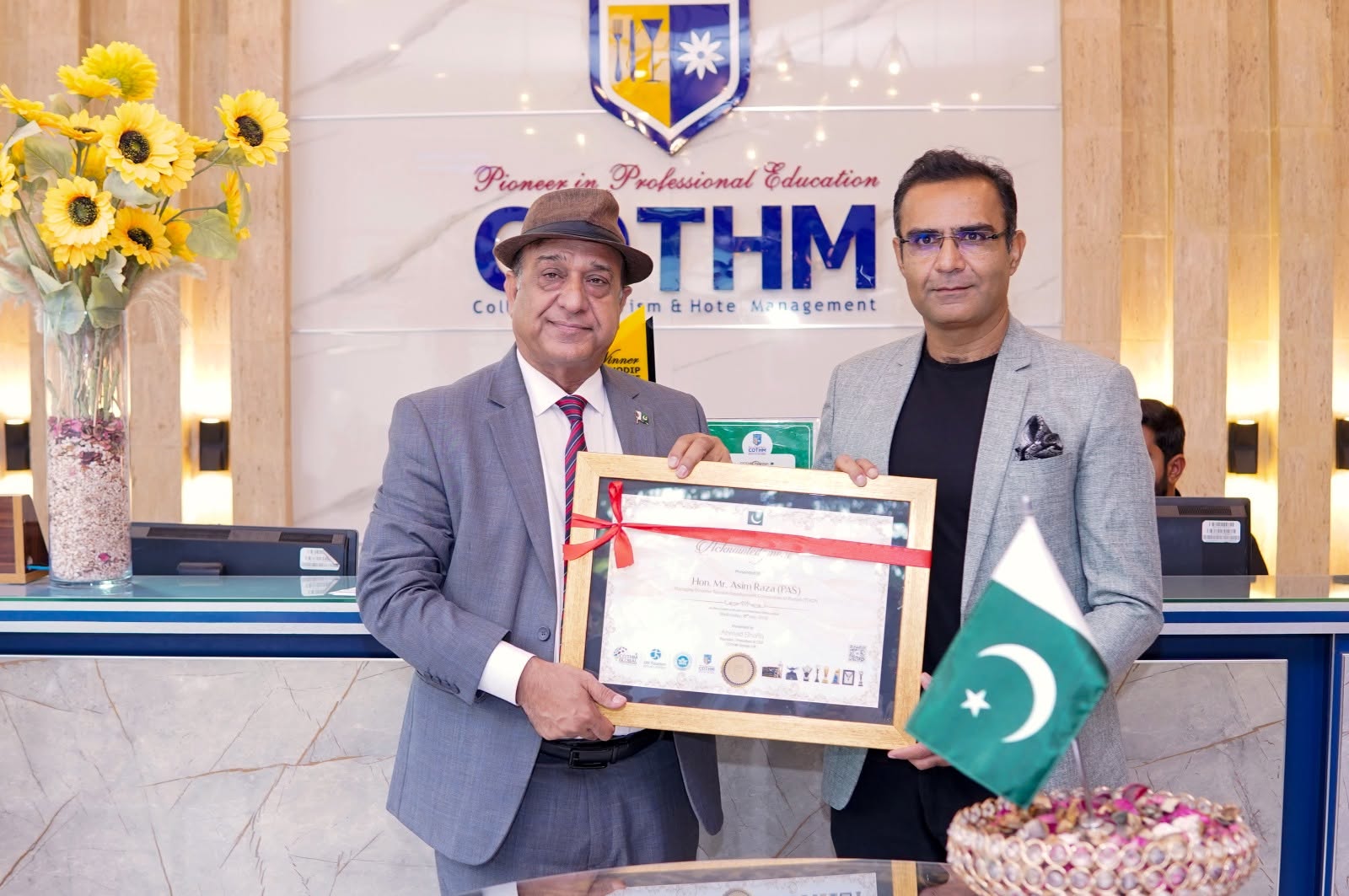Ahmad Shafiq presenting commemorative shield to Asim Raza